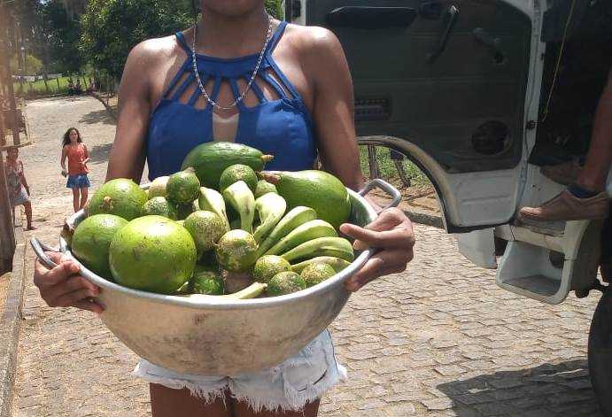Camacã: Secretaria de Assistência Social vai a Jacareci e distribui alimentos e máscaras
